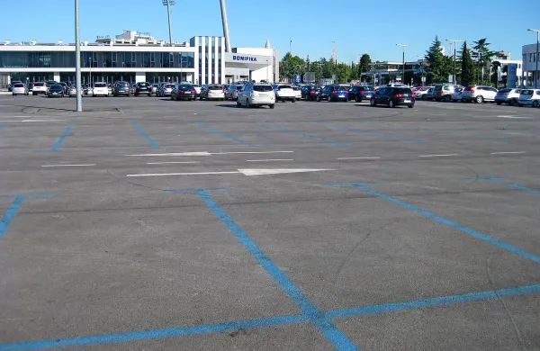 Parkirišče pri stadionu Bonifika bo od danes, 24. aprila, od 
12. ure,  do jutri, 25. aprila, do 18. ure zaprto za promet in 
parkiranje tam ne bo mogoče.
