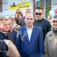 Shod je organiziral Odbor 2014 ob odločitvi ustavnega 
sodišča, da razveljavi obsodilne sodbe prvaka SDS Janeza 
Janše, upokojenega brigadirja Toneta Krkoviča in prokurista 
Rotisa Ivana Črnkoviča v zadevi Patria.