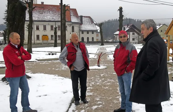  Črnovrščani (Viktor Lampe drugi z leve) so se v ponedeljek, ko je Idrijsko pobelil pomladanski sneg, na trgu 
pogovarjali  z arhitektom Cvetom Kodrom (desni).