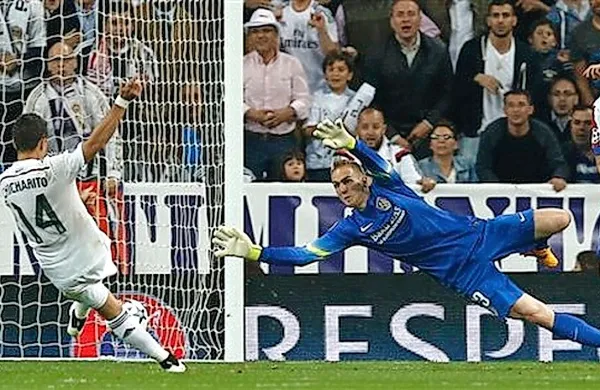 Tako je v končnici tekme v Madridu Chicharito Hernandez 
ugnal Jana Oblaka in popeljal Real v polfinale lige prvakov.