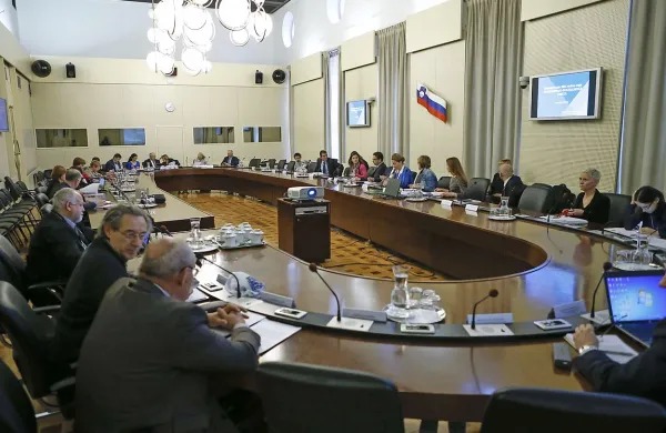 Socialni partnerji so za današnjo sejo ESS dobili v roke le 
dopolnjen osnutek nacionalnega reformnega programa 
2015-2016, ne pa tudi programa stabilnosti 2015. 