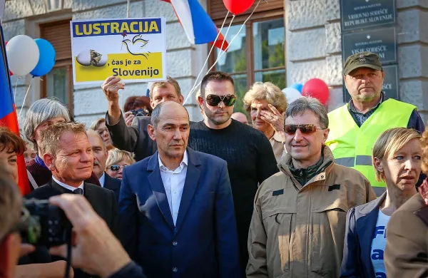 Janez Janša z medijskim poročanjem o zadevi Patria ni bil 
zadovoljen. Po njegovem mnenju je bila javnost bolje obveščena o zaprtem sojenju v zadevi JBTZ leta 1988 kot o 
javnem sojenju v demokratični državi več kot dvajset let 
pozneje.