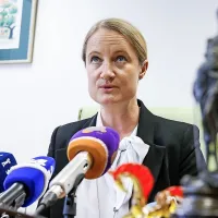 Predsednica okrajnega sodišča Vesna Pavlič Pivk  opozarja, 
da je sodni spis v zadevi Patria dolg 22.000 strani in da se 
mora nova sodnica Tanja Lombar Jenko pred razpisom 
sojenja seznaniti z gradivom.  