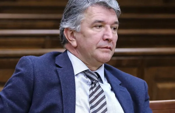 Tožilstvo nekdanjemu izolskemu županu Tomislavu Klokočovniku (na fotografiji) očita, da je bil z Martinom 
Džerdžajem dogovorjen, da bodo javni razpisi na občini 
potekali tako, da bo posle dobila njegova družba Marvas.