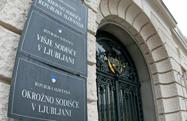 Policijska uprava Ljubljana je bila ob 8.45 obveščena o 
grožnji, da je v ljubljanski sodni palači nastavljeno eksplozivno telo. Preplah je bil lažen. 