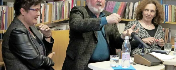 Svoj pogled na kulinarično tradicijo Krasa so predstavili (z  
leve) Romana Marinšek Logar, Janez Bogataj in Martina 
Kafol.