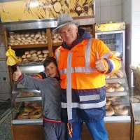 V eni od kosovskih pekarn so slovenskega popotnika  dodobra nahranili in 
mu tudi ponudili prenočišče. “Manj ko ljudje imajo, bolj so gostoljubni,” 
ugotavlja Miran Ipavec. 