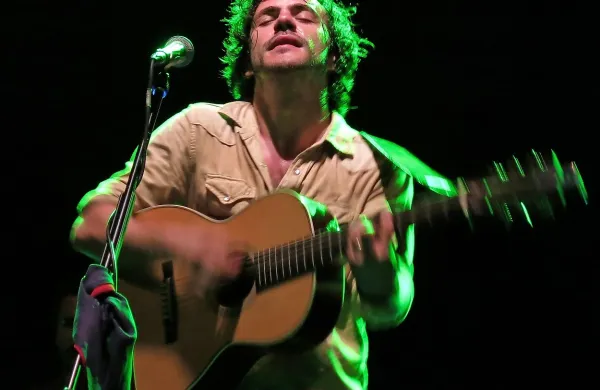Jack Savoretti je brenkal in prepeval v gledališču Miela ... 