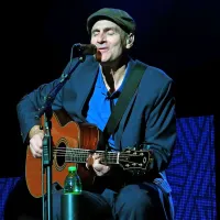 ... James Taylor pa v večjem teatru Rossetti. 