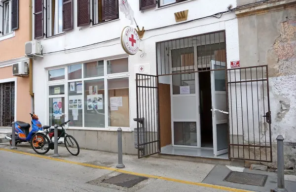 V izolskem  Rdečem  križu se o očitanih nepravilnostih, za 
katere so slišali tudi v Ljubljani,  doslej niso izrekli, čeprav so 
v četrtek prav zaradi njih sklicali izredno sejo.  