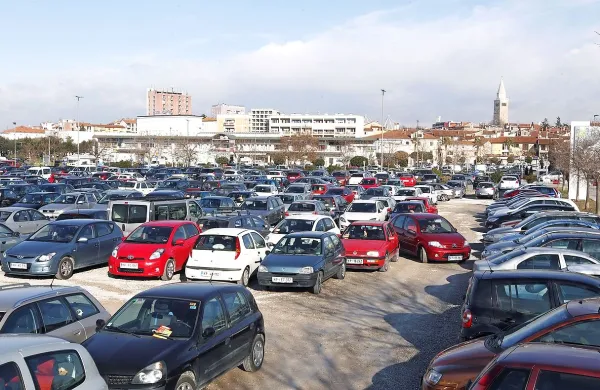 Vozniki na makadamskem parkirišču za tržnico so morali do 
potankosti obvladati veščine manevriranja med pločevino, ki 
je zabasala prav vse kotičke tega še edinega brezplačnega 
območja v mestu.
