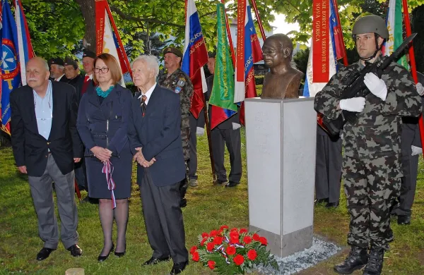 Doprsni kip dr. Francija Derganca so odkrili njegov sin Primož Derganc, direktorica  bolnišnice Nataša Fikfak in Ivan Cibic - 
Mirko (od leve prosti desni).