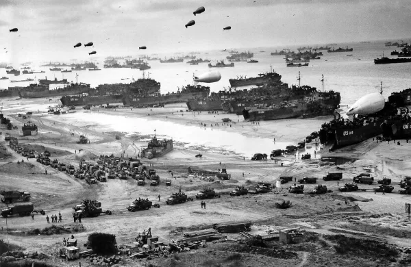 Z izkrcanjem zavezniških sil v Normandiji na dan D, 6. junija 
1944,  se je začelo zadnje obdobje vojne, ki je pripeljalo do 
popolnega poraza Nemčije in Japonske.