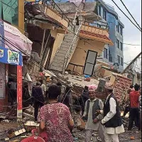 Potres v Nepalu zahteval več kot tisoč žrtev, v državi razglasili izredne razmere