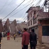 Potres v Nepalu zahteval več kot tisoč žrtev, v državi razglasili izredne razmere