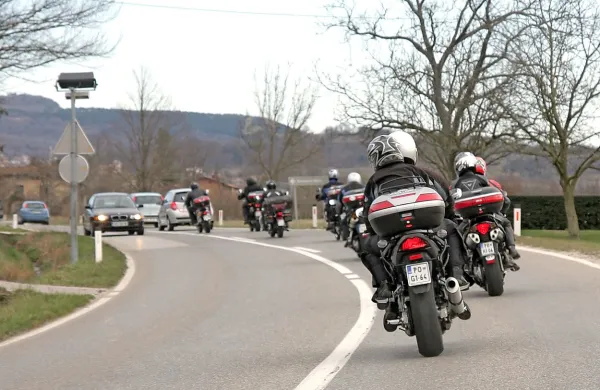 Z lepšim vremenom se na ceste podajajo tudi motoristi.  
Policisti opozarjajo na vse potrebne priprave, ki jih motoristi 
ne smejo izpustiti, ostale voznike pa pozivajo k večji previdnosti.