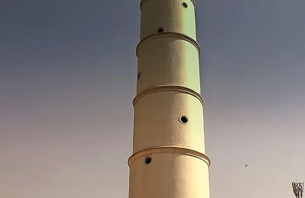 V  Katmanduju se je med drugim zaradi potresa porušil 
devetnadstropni stolp Dharahara na trgu Durbar.