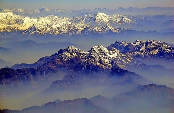V Nepalu so danes zabeležili popotresni sunek z magnitudo 
6,7, ki je na najvišji gori sveta, Mount Everest, po poročanju 
alpinistov sprožil nove snežne plazove. Najnovejši popotresni sunek so zabeležili severovzhodno od nepalske prestolnice Katmandu, na maji s Kitajsko.