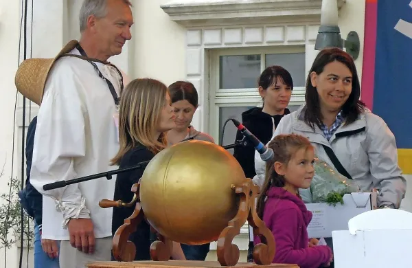 Obujena starodavna tombola na Tartinijevem trgu in zmagovalka, domačinka Ula z mamo.