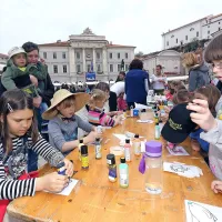Za vsakega se je našla kakšna animacija. Sredi Tartinijevega 
trga so ustvarjali  tudi najmlajši.  