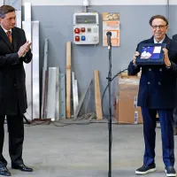 Približno 250 obiskovalcev si je pod vodstvom uslužbencev 
protokola ogledalo predsedniško palačo, obiskali so delovne 
prostore predsednika republike, si ogledali nastop Zelenega 
Jurija ter menjavo častne straže Slovenske vojske.