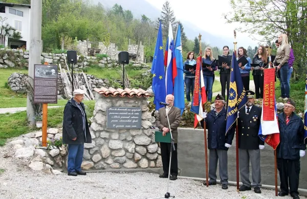 Obeležje je odkril Stane Modrijančič, ki je komaj dvanajstleten za las ušel smrti.