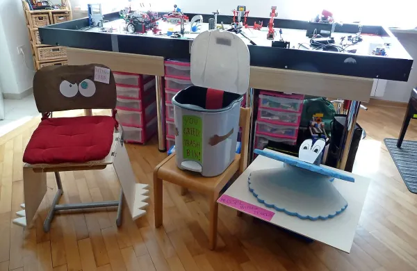 Z leve Grizistol, Kanta požrešna in  Školjka z biseri, v  ozadju 
robot Miško in lego kocke. Na tekmovanju v Afriki bo  v 
začetku maja nastopilo 80 ekip  iz različnih držav, med njimi 
tudi RoboSončki OŠ Koper.   