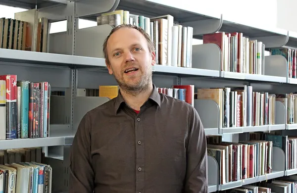 Uroš Mlinar meni, da ni vloga knjižnice, da bi z lahkotno 
literaturo v vsakem trenutku zadovoljila vse uporabnike, 
temveč je njena vloga tudi vzgojno-izobraževalna.  