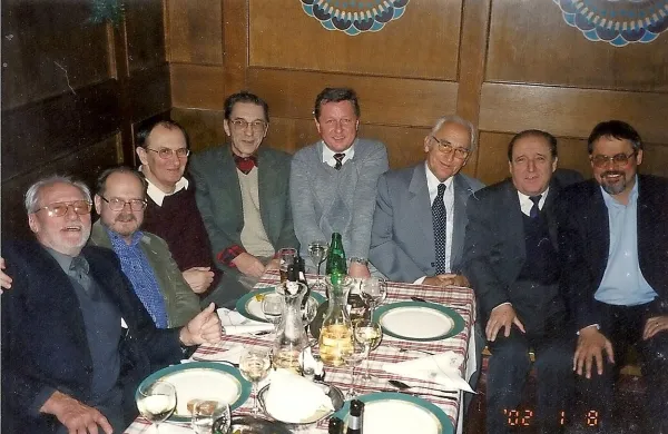 Nekateri  člani knjižne zadruge na fotografiji, ki jo je v ljubljanski gostilni Pri Mraku  8. januarja 2002 posnel Ciril Stani (z leve): 
Tone Pavček, Marko Kravos, Ervin Fritz,  Miloš Mikeln (predsednik), Andrej Arko, Vasja Predan, Janez Menart in Jaša 
Zlobec.