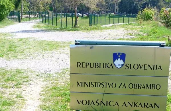 Ukrep ministrstva za obrambo, ki je ogradilo območje Vojašnice slovenskih pomorščakov, je 
razburil Ankarančane. Ti so se lahko do zdaj nemoteno sprehajali v tamkajšnji okolici.
