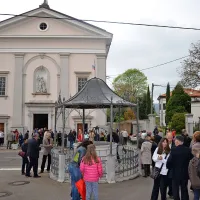  Vodnjak  s paviljonsko pločevinasto  streho in cerkev svetega 
Jurija sta osrednji znamenitosti v zgornjem delu Mirna. 