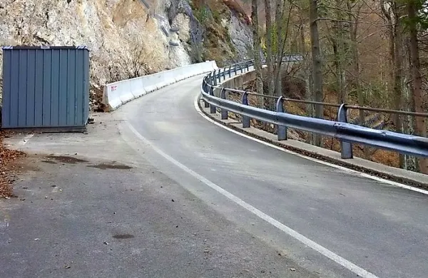 Nihče ne razume, zakaj je cesta zaprta. Kje so udarne 
jame?