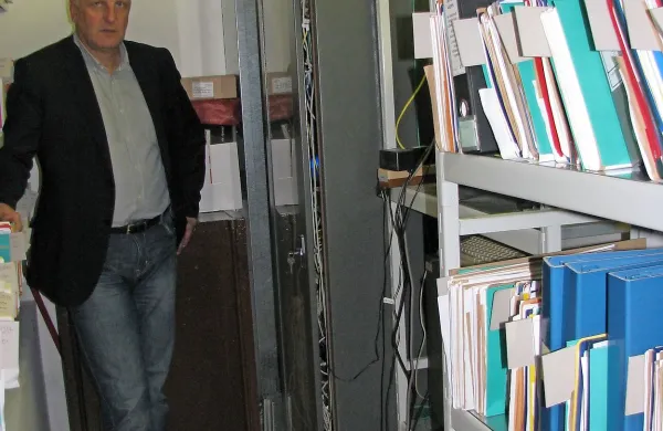 Davor Simčič pri zastarelem strežniku v “čumnati”, kjer 
hranijo tudi arhiv zadnjih dveh let.