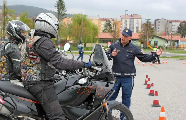 Motoristi so prisluhnili nasvetom in izkušnjam policistov.
