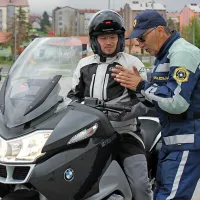 Še tako izkušenemu motoristu lahko policisti, ki od spomladi 
do jeseni delajo na motorju, koristno svetujejo.