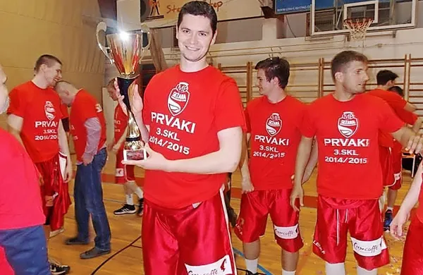Sežanci s pr&scaron;utom in vinom  v drugo ligo