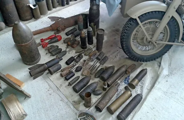 Policisti so pri hišni preiskavi zasegli 54 kosov granat, min in 
bomb, smodnik, pikrinsko kislino, eksploziv TNT, dva detonatorja, dva naboja za vadbeno mino in 156 nabojev za 
puško. 