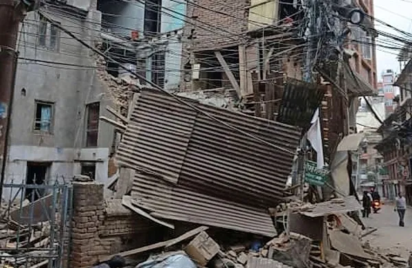 V popotresnem Nepalu trenutno po podatkih slovenskega 
zunanjega ministrstva ostaja 60 Slovencev, pet jih je državo 
zapustilo.