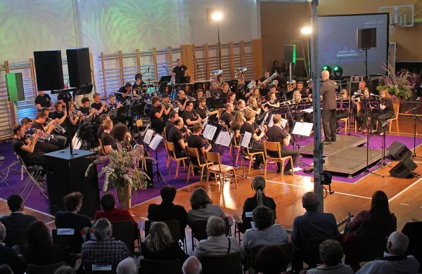 Redki prizor: dva ljubiteljska sestava sta združila moči in skupaj odigrala ves koncert v spomin 
na nekdanjega dirigenta, mentorja in prijatelja.