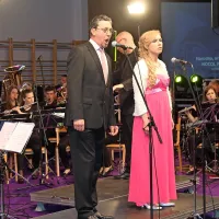 Vladimir Čadež in Polona Kante sta s svojima glasovoma 
pokazala, zakaj Leško velja za mojstra usklajevanja orkestrskega zvoka in vokala. 