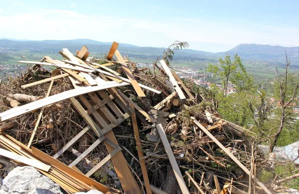Kres na Koči Mladiki nad Postojno bo lepo viden daleč 
naokrog.