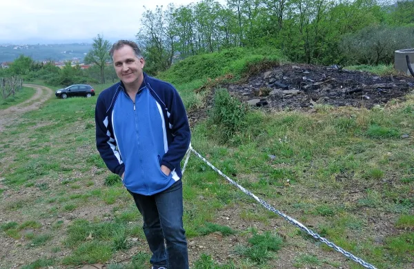  Kres kljub težavam tudi letos bo, zagotavlja Emil Gregorič iz 
Dekanov. Za že pripravljeno grmado je ostalo le pogorišče, 
novo bodo pripravili niže po pobočju, tam, kjer je na fotografiji 
parkiran avto.