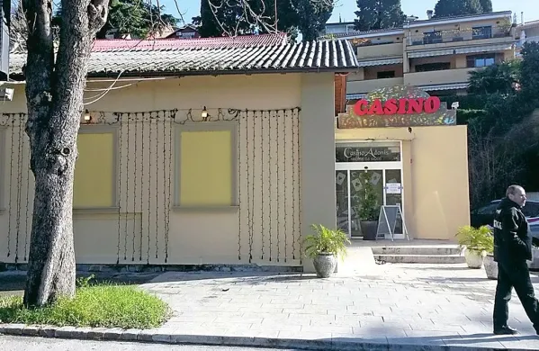  Igralni salon Adonis pri avtobusni postaji v Portorožu ostaja 
zaprt, sodišče pa je razglasilo začetek stečajnega postopka 
podjetja Portoroška.
