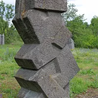 Zadnja skulptura Jakoba Savinška. Nastala je leta 1961 med 
evropskim kiparskim simpozijem v nemškem mestu Kirchheim. 