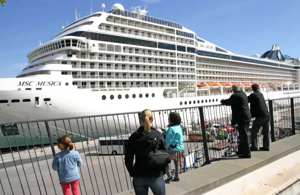  MSC Musica z 2500 potniki in skoraj 1000 člani posadke je 
letošnja največja potniška ladja, ki se je privezala ob bok 
potniškega terminala. 