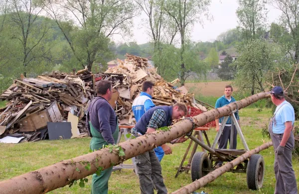 V Stari gori na Vogrskem bomo tudi letos prižgali kres in 
postavili  mlaj.  