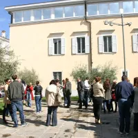 Občinski uradniki so kakšno uro vztrajali ob stavbi, potem pa so se razkropili.
