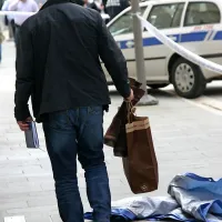 Eden od kriminalistov je v občinsko stavbo prinesel čista 
oblačila za eno od uslužbenk.