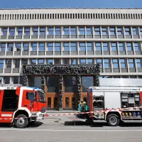Gasilci in policisti so včeraj previdno delali tudi v stavbi 
parlamenta v Ljubljani.