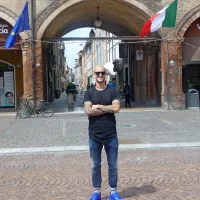 Aljaž Struna na glavnem trgu v Carpiju, ko se mesto še ni 
zbudilo po slavju.